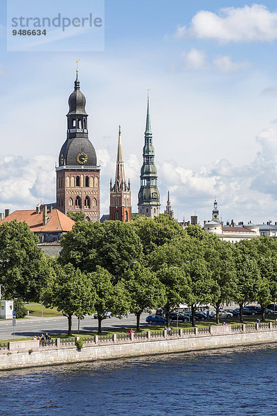 Altstadt mit Ufer der Daugava  Düna  Dom zu Riga und Petrikirche  Riga  Lettland  Europa