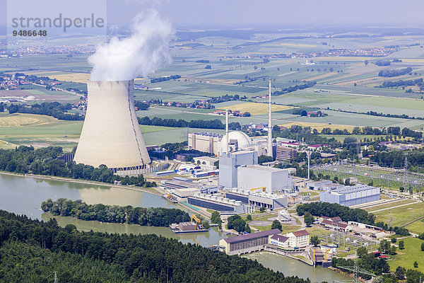 Luftaufnahme EON-Kernkraftwerke Isar I und Isar II mit Reaktorgebäude und Kühlturm am Fluss Isar  Essenbach  Bayern  Deutschland  Europa