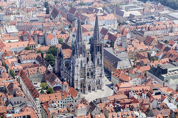 Luftaufnahme  Altstadt Regensburg mit dem Regensburger Dom  Regensburg  Oberpfalz  Bayern  Deutschland  Europa