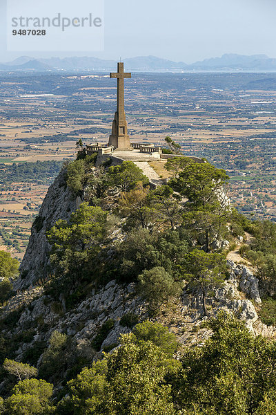 Creu d'es Picot  meterhohes Steinkreuz beim Santuari de Sant Salvador  bei Felanitx  Mallorca  Balearen  Spanien  Europa