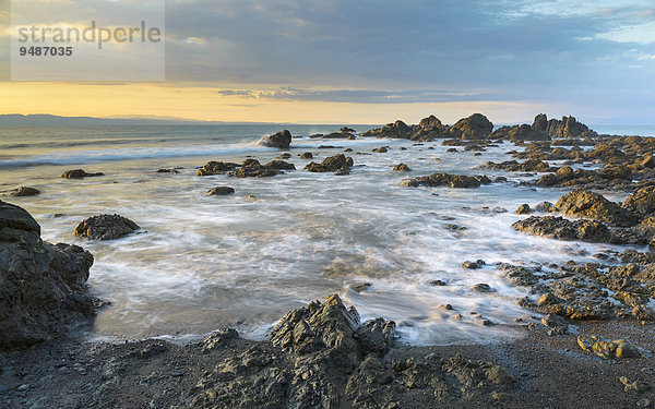 Wasser umspült Felsen am Strand  Abendstimmung  Golfo Dulce  Provinz Puntarenas  Costa Rica  Nordamerika