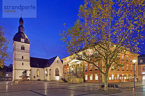 Innenstadt mit Erlöserkirche und Rathaus  Detmold  Nordrhein-Westfalen  Deutschland  Europa