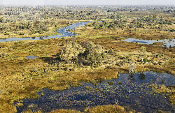 Luftbild  der Gomoti mit angrenzendem Frischwassersumpf  Okavango Delta  Botswana  Afrika