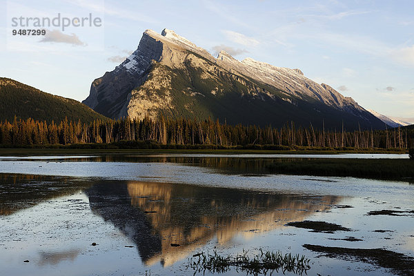 Mount Rundle spiegelt sich in den Vermilion Lakes  Banff-Nationalpark  Alberta  Kanada  Nordamerika