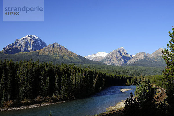 Ausblick über den Bow River und die Eisenbahngeleise auf die Rocky Mountains  Banff-Nationalpark  Alberta  Kanada  Nordamerika