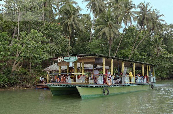 Ausflugsschiff auf dem Fluss Loboc  Philippinen  Asien