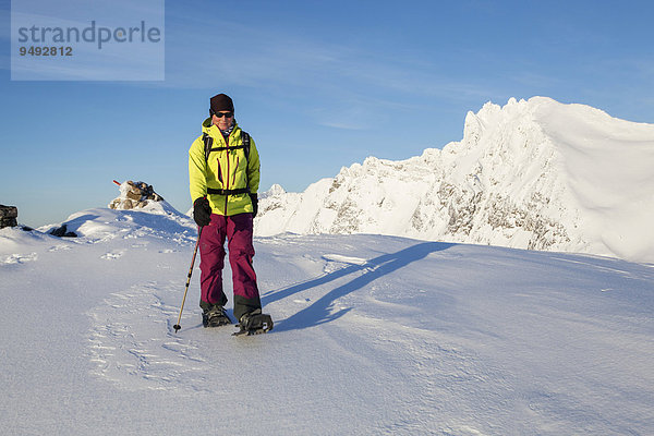 Schneeschuhgeher auf Schneeschuhtour am Tverrfjellet  Kvaloya  Mikkelvik  Troms  Norwegen  Europa