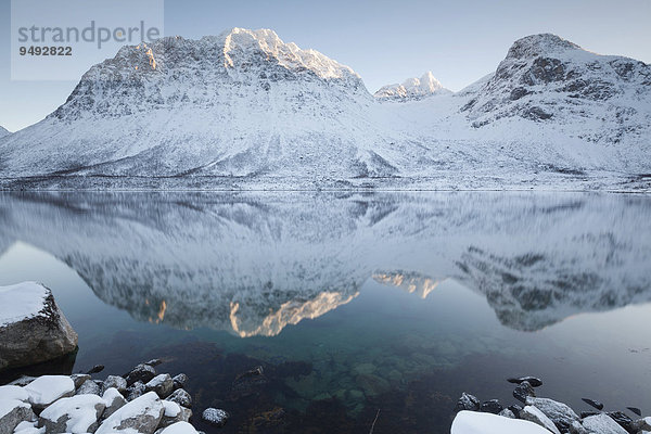 Winter über dem Grotfjorden  Kvaloya  Mikkelvik  Troms  Norwegen  Europa