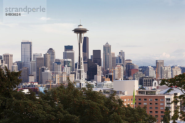 Skyline von Downtown Seattle mit Space Needle und Mt. Rainier  Seattle  Washington  USA  Nordamerika