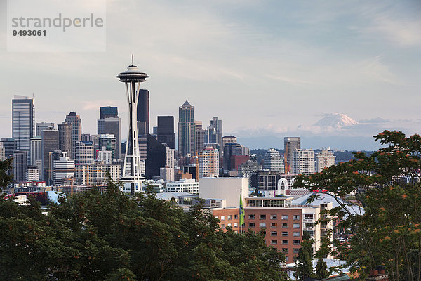 Skyline von Downtown Seattle mit Space Needle  hinten Mt. Rainier  Seattle  Washington  USA  Nordamerika