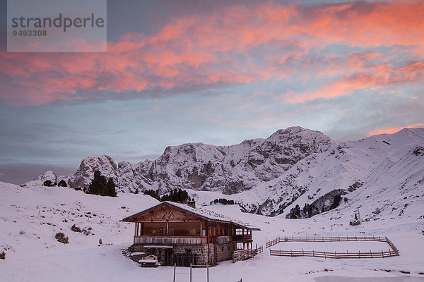 Almhütte im Morgenrot über dem Rosengarten im Winter  Saltria  Südtirol  Italien  Europa