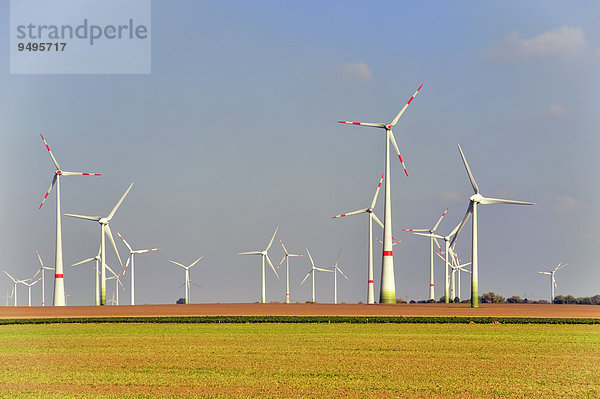 Windräder auf Ackerflächen  Thüringen  Deutschland  Europa
