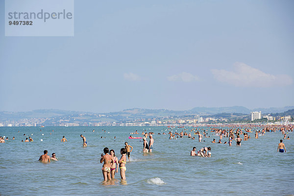 Urlauber baden im Meer  hinten Ancona  Senigallia  Provinz Ancona  Marken  Italien  Europa
