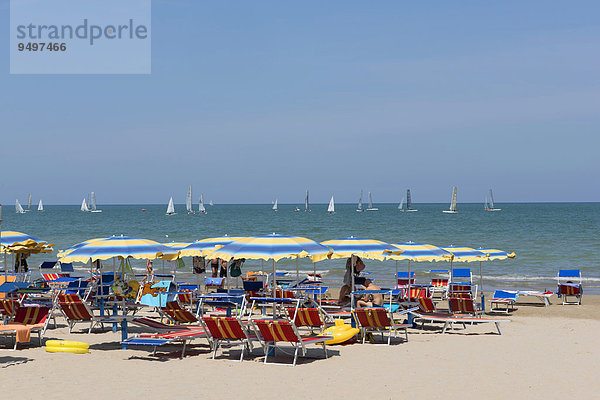 Menschen beim Sonnenbad am Strand  Liegestühle  Sonnenschirme  Meer  Senigallia  Provinz Ancona  Marken  Adria  Italien  Europa