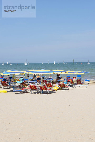 Menschen beim Sonnenbad am Strand  Liegestühle  Sonnenschirme  Sand  Meer  Senigallia  Provinz Ancona  Marken  Adria  Italien  Europa