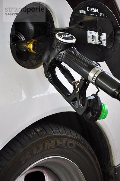 Betankung eines PKW mit Dieselkraftstoff  Detailaufnahme