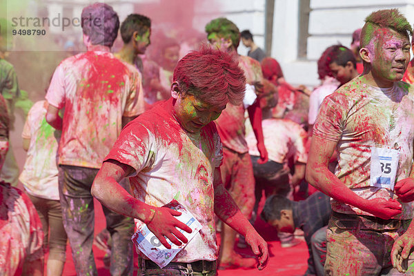 Color Run  Teil der Feierlichkeiten des Holi-Fests  Kathmandu  Nepal  Asien