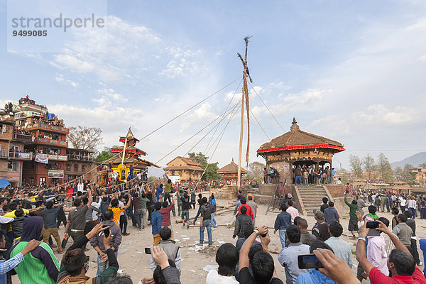 Ein hoher Mast oder Lingam  25m  wird während des Neujahrsfestes Bisket Jatra zu Boden gezogen  Bhaktapur  Nepal  Asien
