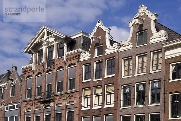 Eine traditionelle Häuserzeile an einer Gracht  Amsterdam  Provinz Nordholland  Holland  Niederlande  Europa