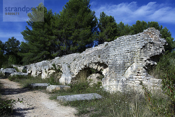 'Das Aquädukt von Barbegal  Fontvieille  Département Bouches-du-Rhône  Provence-Alpes-Côte d'Azur  Frankreich  Europa'