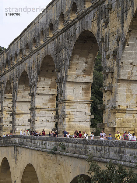 Die Brücke Pont du Gard  römischer Aquädukt  UNESCO Weltkulturerbe  Gard  Languedoc-Roussillon  Frankreich  Europa