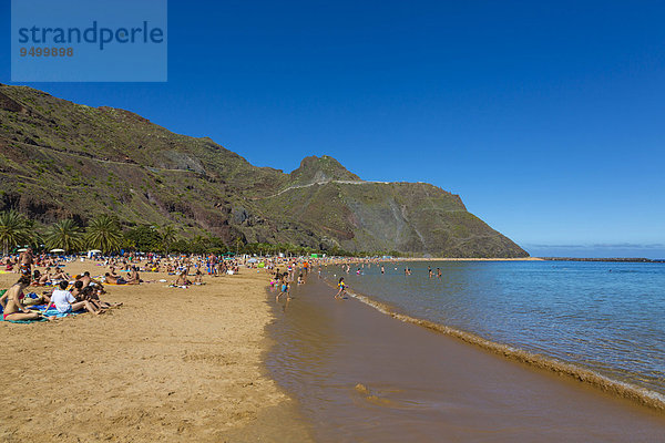 Strand Playa de Las Teresitas  hinten El Roque  San Andres  Santa Cruz de Tenerife  Teneriffa  Kanarische Inseln  Spanien  Europa