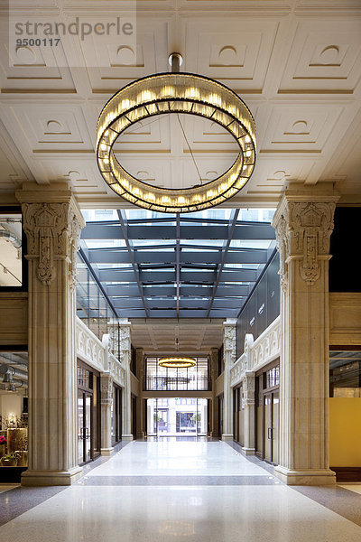 Kaisergalerie  Lichthof mit Terrazzo-Boden  Design-Ringleuchte an renovierter Kassettendecke und 7 50 Meter hohe Sandsteinsäulen mit gemeißelten Kronen und Ornamenten  Hamburg  Deutschland  Europa