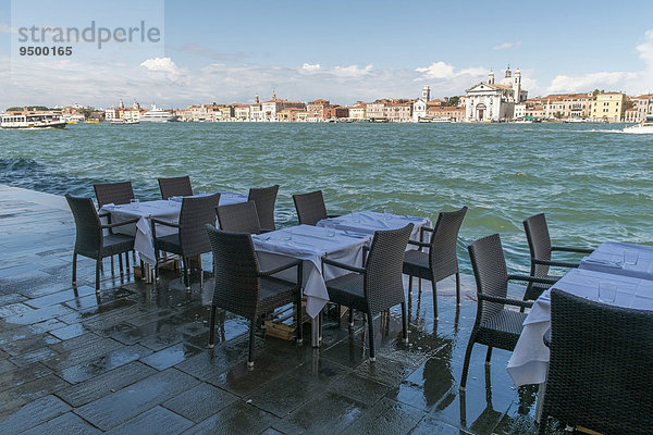 Ausblick auf das Stadtviertel Dorsoduro von der Terrasse eines Restaurants auf der Insel Giudecca  Venedig  Veneto  Italien  Europa