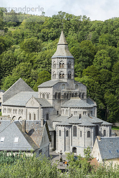 Notre-Dame-Basilika  zwischen 1146 und 1178 gebaut  typisch romanische Kirche der Auvergne  Département Puy-de-Dôme  Auvergne  Frankreich  Europa