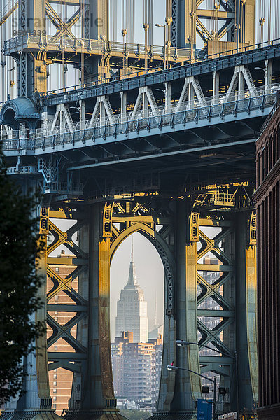 Empire State Building und Manhattan Bridge  von Brooklyn aus  Manhattan  New York City  New York  USA  Nordamerika