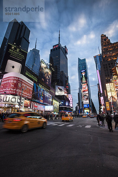 Gelbe Taxis am Times Square  Kreuzung Broadway und Seventh Avenue  Manhattan  New York  USA  Nordamerika