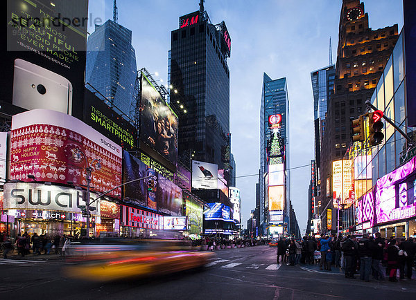 Am Times Square  Kreuzung Broadway und Seventh Avenue  Manhattan  New York  USA  Nordamerika