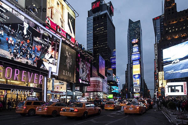 Gelbe Taxis am Times Square  Kreuzung Broadway und Seventh Avenue  Manhattan  New York  USA  Nordamerika