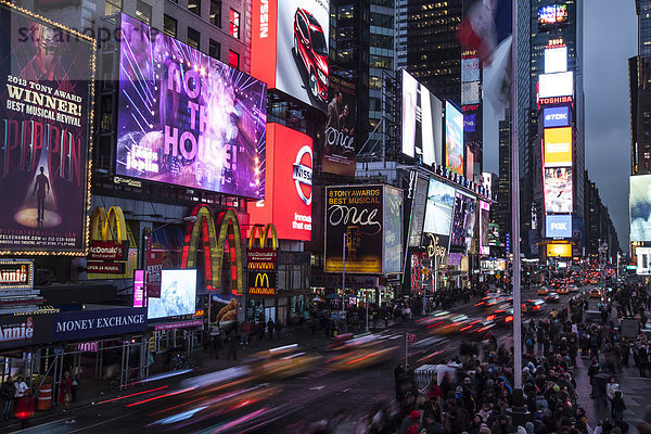 Verkehr zur Rush Hour am Times Square  Kreuzung Broadway und Seventh Avenue  Manhattan  New York  USA  Nordamerika