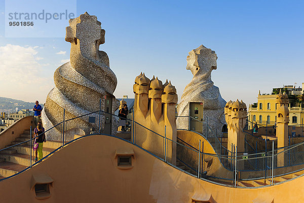 Dachlandschaft mit skulpturalen Belüftungsschächten  Architekt Antoni Gaudi  Casa Mila  La Pedrera  Barcelona  Katalonien  Spanien  Europa