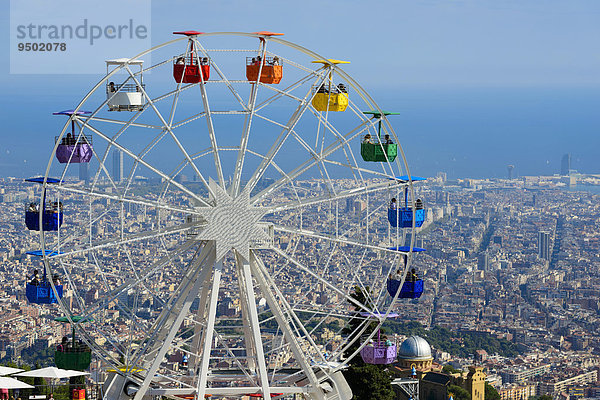 Riesenrad im Vergnügungspark Tibidabo mit Ausblick auf die Stadt  Barcelona  Katalonien  Spanien  Europa