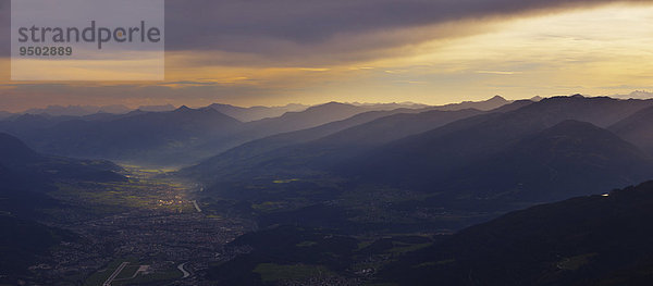 Innsbruck und Unterinntal im Morgenrot  vom Rosskogel aus  bei Stiglreith  Tirol  Österreich  Europa