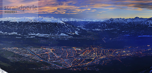 Stadtansicht in der Dämmerung  mit Patscherkofel  Serles  Habicht und Wipptal hinten  vom Hafelekar aus  Innsbruck  Tirol  Österreich  Europa