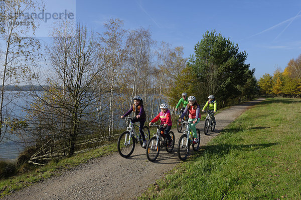 Familie auf Fahrradtour am Murner See  Oberpfälzer Seenplatte  bei Wackersdorf  Oberpfalz  Bayern  Deutschland  Europa