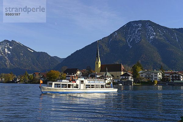 Pfarrkirche St. Laurentius und Motorboot vor Bodenschneid  Stümpfling und Wallberg  Tegernsee  Egern  Rottach-Egern  Oberbayern  Bayern  Deutschland  Europa