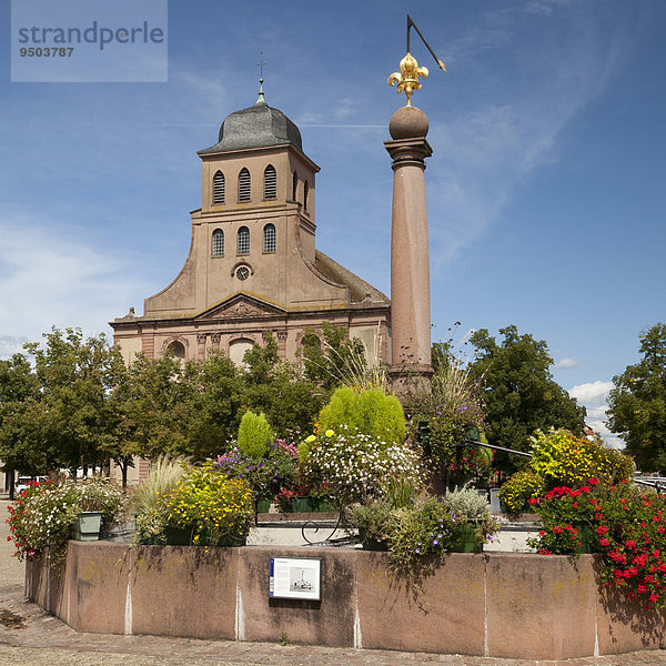 Brunnen und Kirche am Emile Muller Platz  Neuf-Brisach  Elsass  Frankreich  Europa