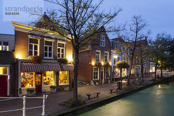 Abenddämmerung an der Gracht  Delft  Holland  Niederlande  Europa