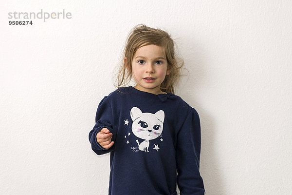 Porträt  dreijähriges blondes Mädchen  blauer Pullover mit weißer Katze