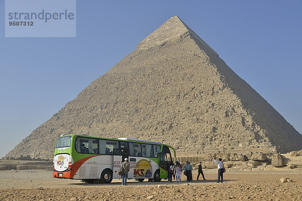 Touristenbus vor der Pyramide des Chephren  Giseh  Ägypten  Afrika