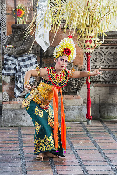 Barong und Kris Tanz  traditioneller balinesischer Tanz  Ubud  Bali  Indonesien  Asien