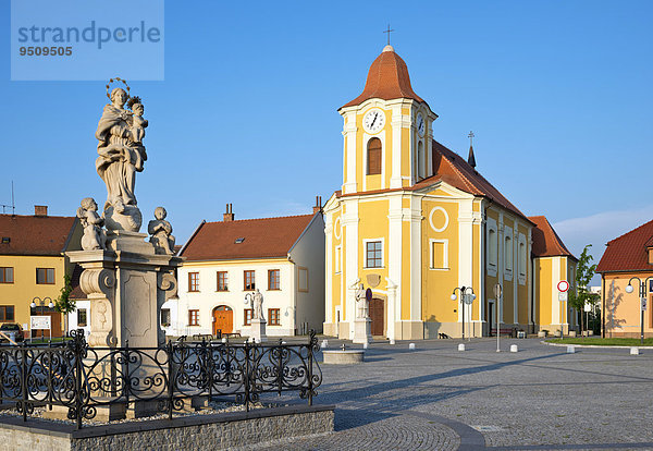 Skulptur  Jungfrau Maria mit dem Jesuskind und die Kirche St. Bartholomäus  Veseli nad Moravou  Okres Hodonín  Jihomoravský kraj  Südmährische Region  Tschechien  Europa