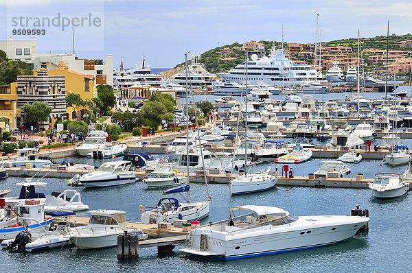 Überblick über den Yachthafen  Porto Cervo  Costa Smeralda  Provinz Olbia-Tempio  Sardinien  Italien  Europa