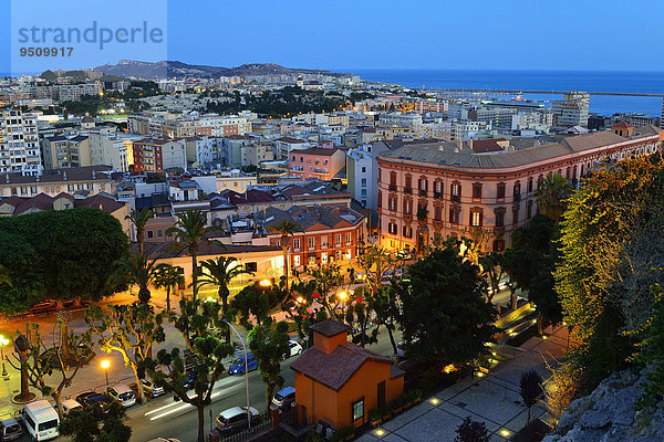 Blaue Stunde über der Stadt  Cagliari  Provinz Cagliari  Sardinien  Italien  Europa