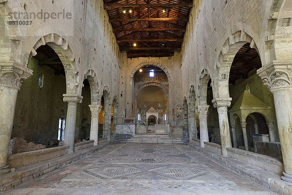 Säulenbasilika mit offenem Dachstuhl und Mosaikboden im Stil der Kosmaten  Basilika San Pietro  Tuscania  Provinz Viterbo  Latium  Italien  Europa