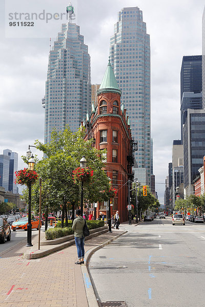 Wolkenkratzer und das Flatiron Building auf der Front Street  Toronto  Ontario  Kanada  Nordamerika
